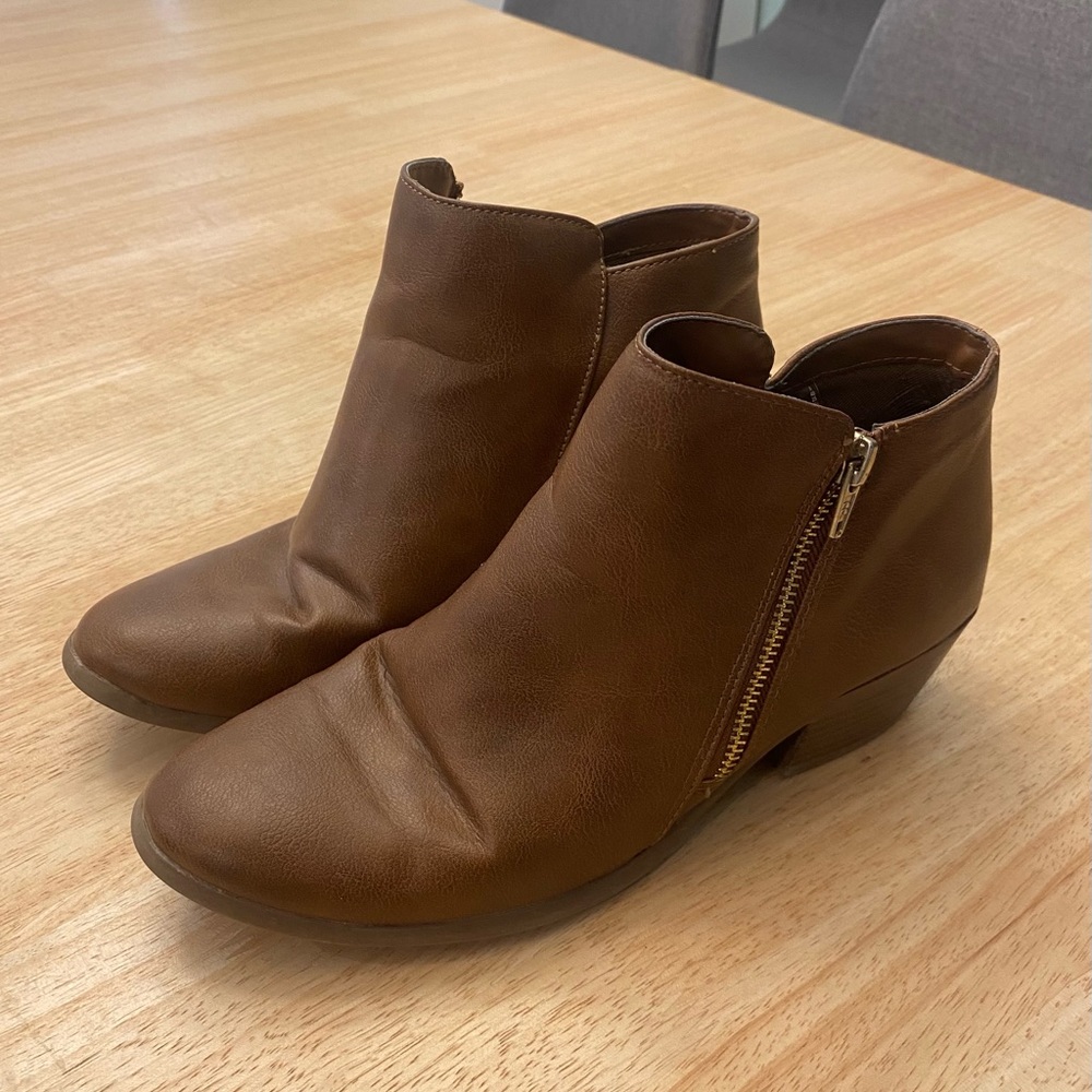 American Eagle size 8 brown boots